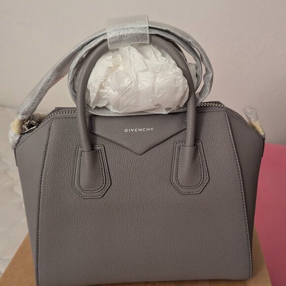 Givenchy Small Antigona bag in grained leather - Picture 1 of 11